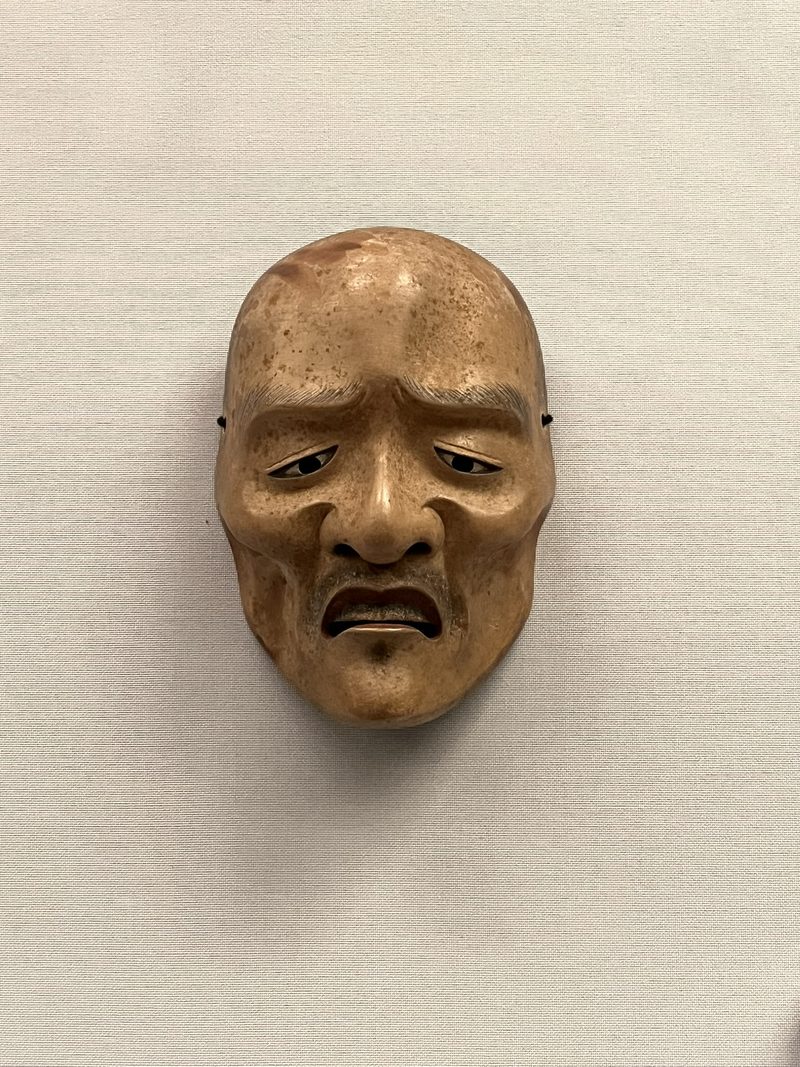 Nohmasker van een oudere man met een bezorgde, treurige uitdrukking
